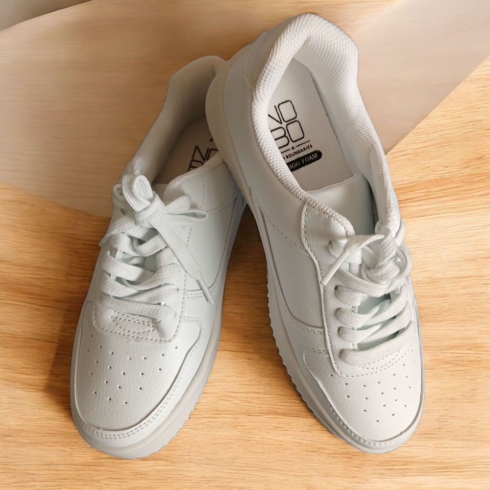 No Boundaries Woman White Sneakers